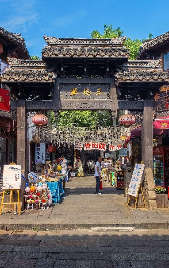 逃离废弃高校